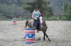 Un extrieur, Audrey, avec son tout jeune cheval de 4 ans, sur l'preuve de Barrel-racing